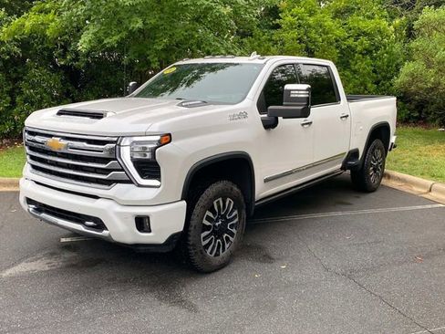Used 2024 Chevrolet Silverado 2500 High Country w/ High Country Premium Package AWD/4WD image 3