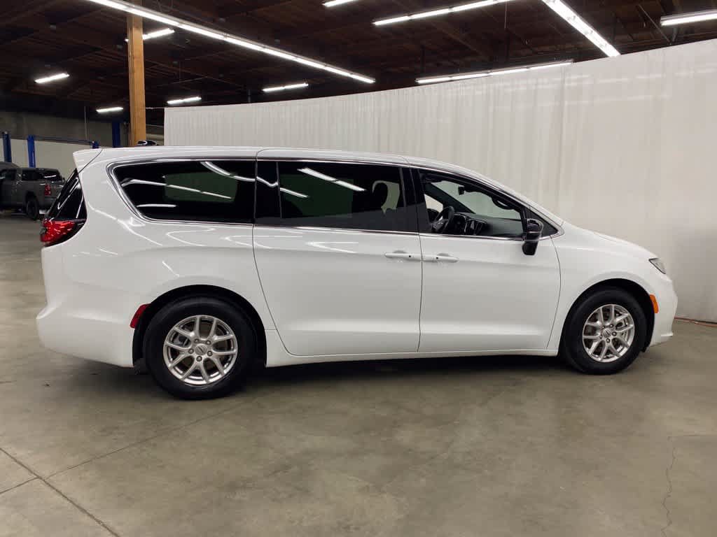 Used 2025 Chrysler Pacifica Select FWD image 7