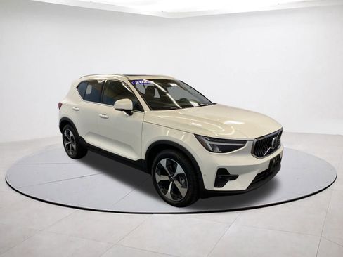 Certified 2025 Volvo XC40 B5 Plus image 1