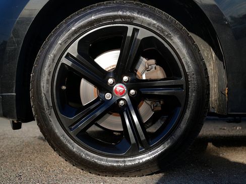 Used 2017 Jaguar F-PACE R-Sport image 13