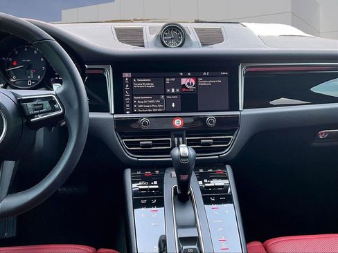 Certified 2024 Porsche Macan AWD/4WD image 16