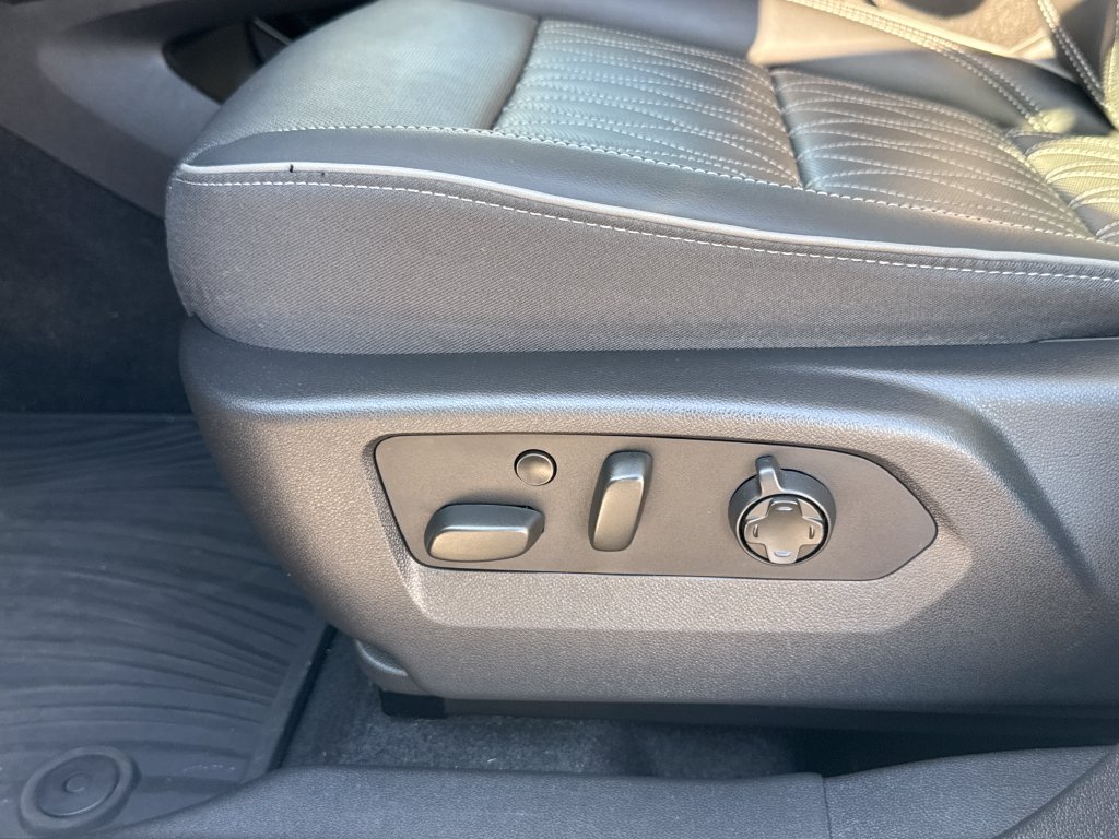 Certified 2022 Buick Envision Avenir w/ Technology Package II AWD/4WD image 16