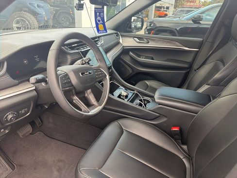 Used 2025 Jeep Grand Cherokee Limited w/ Black Appearance Package image 14