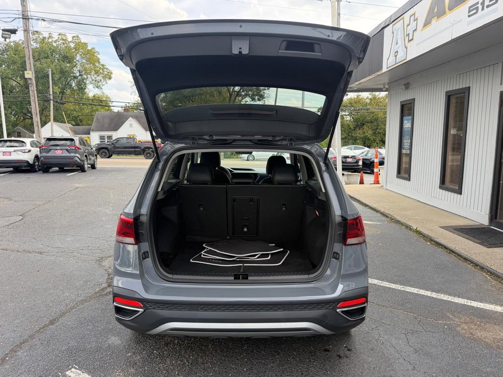 Used 2023 Volkswagen Taos SE w/ Panoramic Sunroof Package AWD/4WD image 26