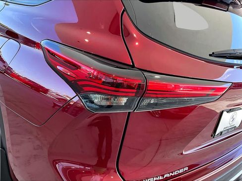 Used 2022 Toyota Highlander XSE FWD image 27