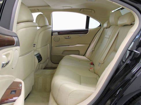 Used 2017 Lexus LS 460 w/ Comfort Package RWD image 38