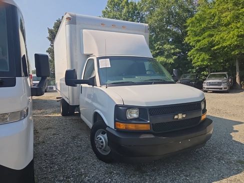 Used 2017 Chevrolet Express 3500 RWD image 2