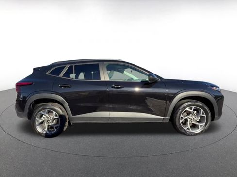 Used 2025 Chevrolet Trax LT w/ LT Convenience Package image 16