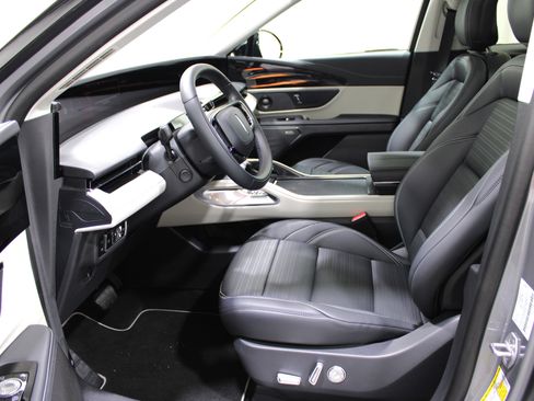 Used 2025 Lincoln Nautilus Reserve AWD/4WD image 3