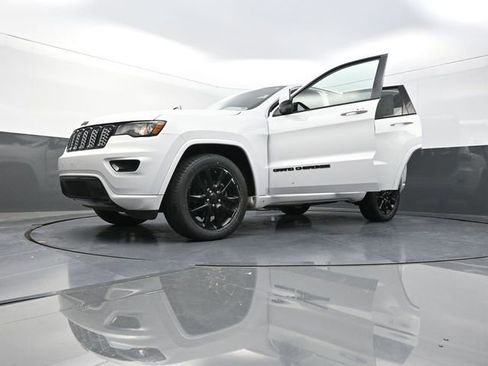 Used 2018 Jeep Grand Cherokee Altitude image 46