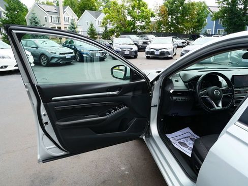 Used 2021 Nissan Altima 2.5 SV w/ SV Premium Package FWD image 14