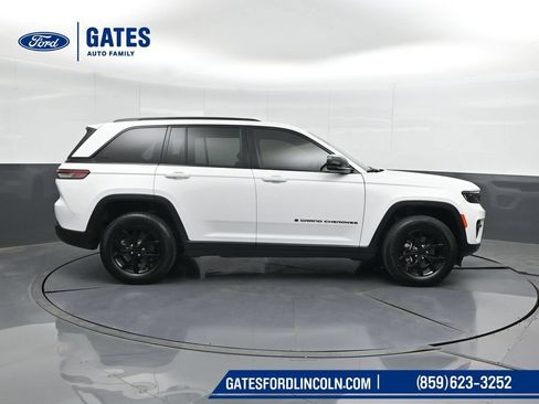 Used 2025 Jeep Grand Cherokee 4WD image 3