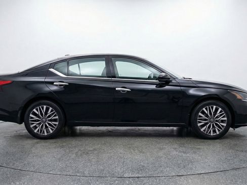 Used 2025 Nissan Altima 2.5 SV image 11