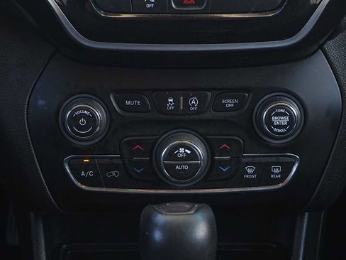 Used 2019 Jeep Cherokee Limited AWD/4WD image 20