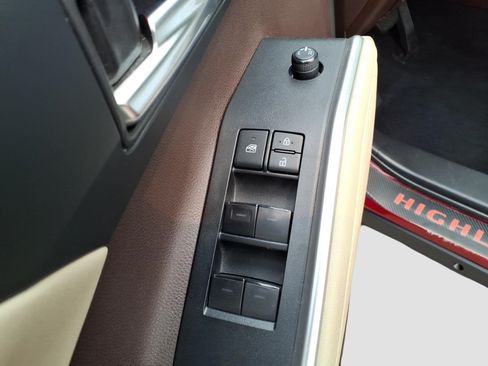 Used 2021 Toyota Highlander XLE AWD/4WD image 24