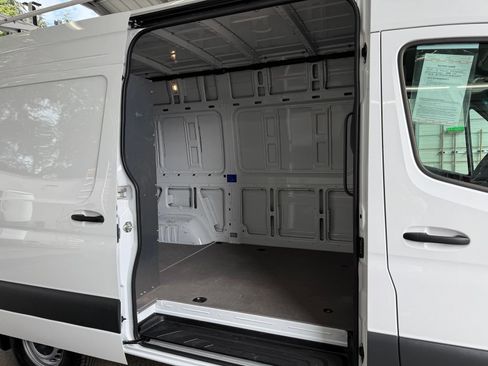 Used 2024 Mercedes-Benz Sprinter 2500 image 5