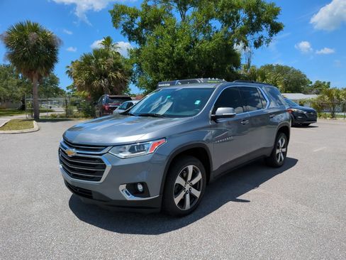 Used 2021 Chevrolet Traverse LT w/ LT Premium Package FWD image 3