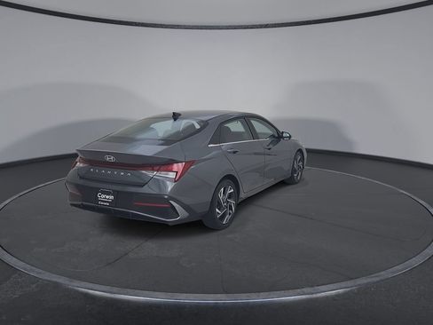 Used 2025 Hyundai Elantra SEL FWD image 16