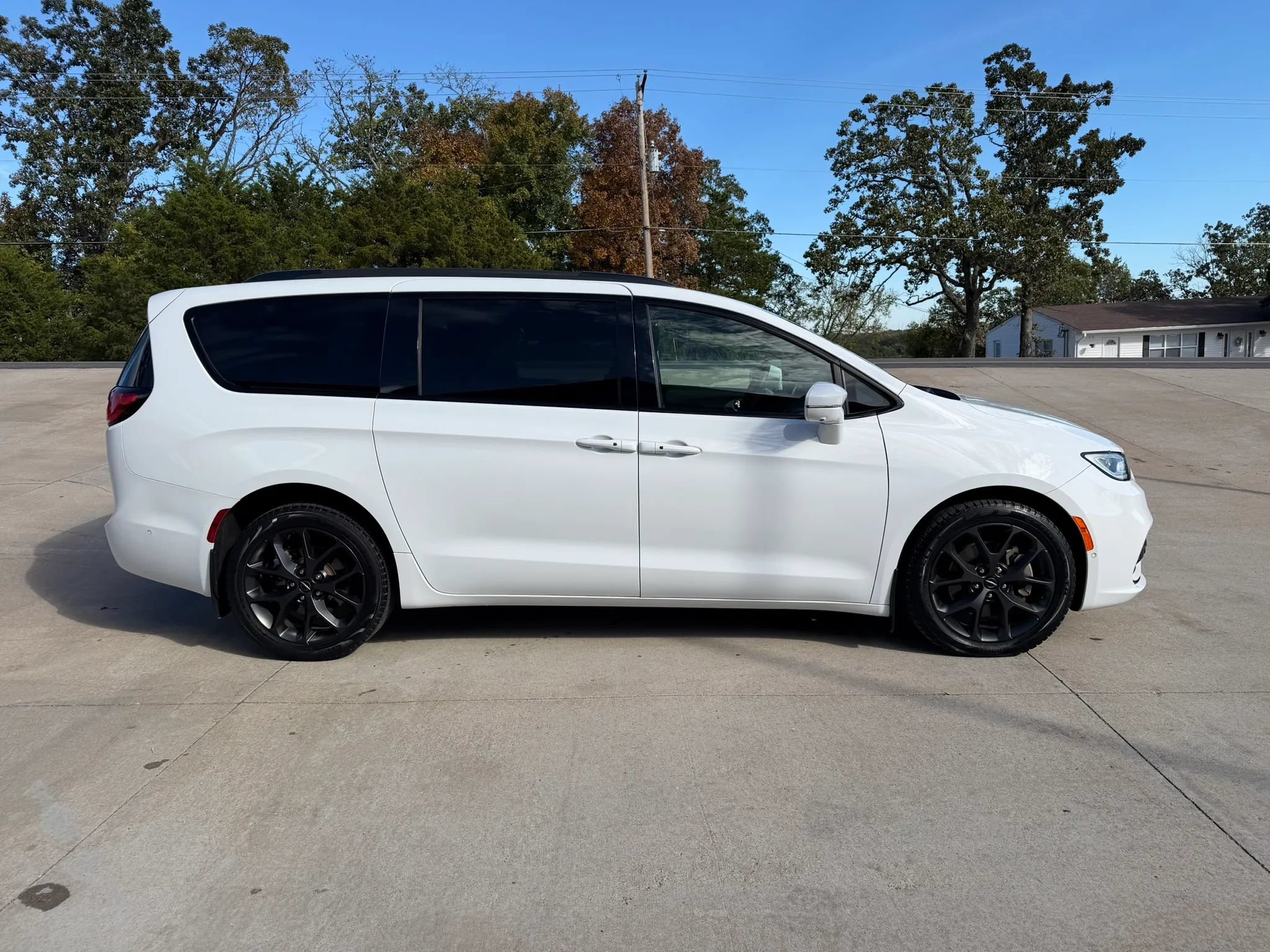 Used 2022 Chrysler Pacifica Touring-L w/ Uconnect Theater Family Group AWD/4WD image 2