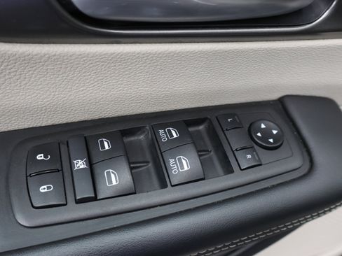 Used 2024 Chrysler Pacifica Touring-L FWD image 41