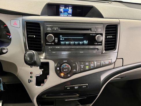 Used 2012 Toyota Sienna SE FWD image 12