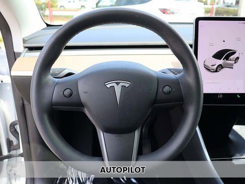 Used 2021 Tesla Model Y Long Range image 11