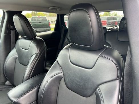 Used 2019 Jeep Cherokee Latitude Plus AWD/4WD image 13