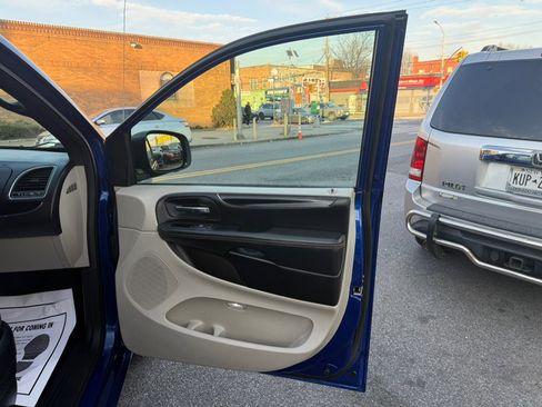 Used 2020 Dodge Grand Caravan SXT image 19