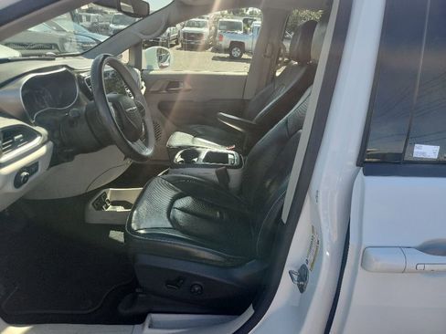 Used 2018 Chrysler Pacifica Limited FWD image 18
