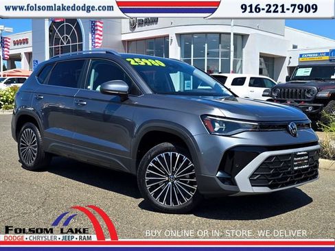 Used 2025 Volkswagen Taos SE FWD image 1