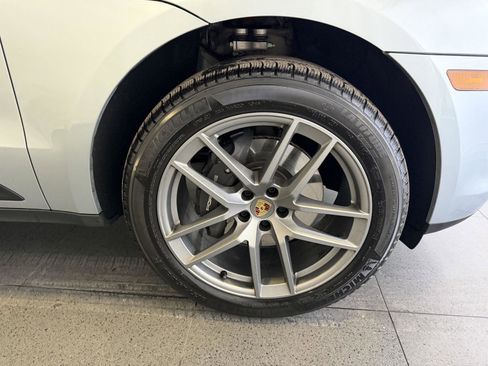 Certified 2025 Porsche Macan image 13