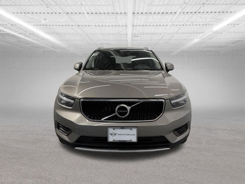 Used 2022 Volvo XC40 T4 Momentum FWD image 8