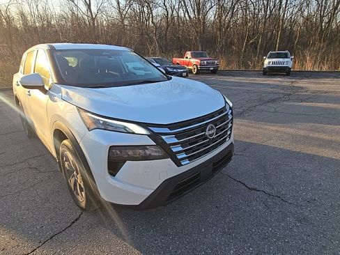 Used 2024 Nissan Rogue SV image 11