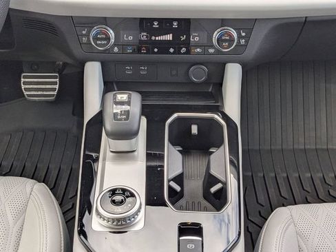 Used 2025 Mitsubishi Outlander AWD image 18