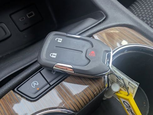 Used 2021 GMC Acadia SLE image 19