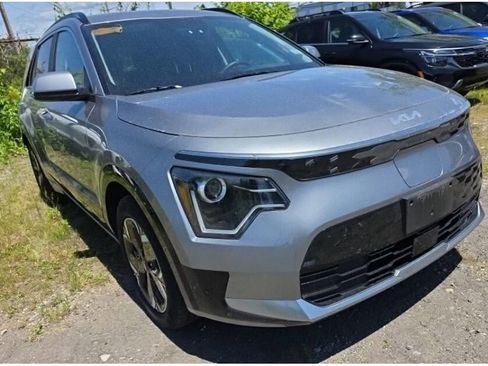 Used 2024 Kia Niro Wind w/ Wind Preserve Package FWD image 2