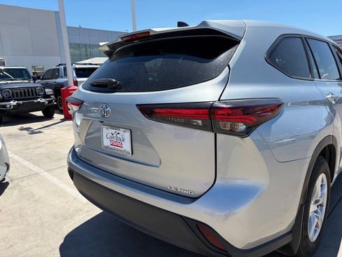 Used 2025 Toyota Highlander LE AWD/4WD image 4