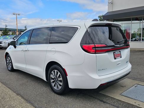 Used 2023 Chrysler Pacifica Touring-L FWD image 6