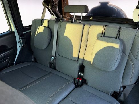 Used 2024 Jeep Wrangler Unlimited image 13