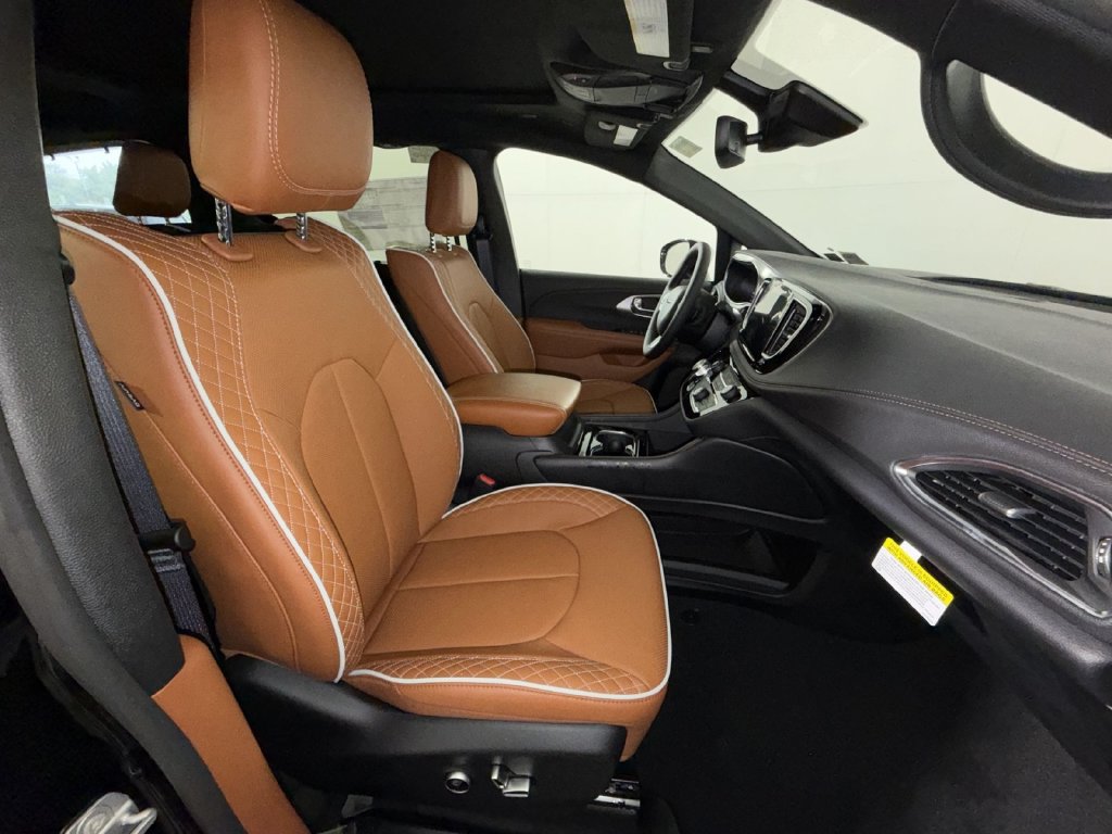 Used 2026 Chrysler Pacifica Pinnacle FWD image 28