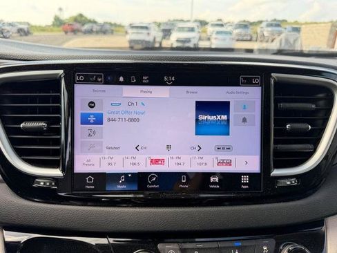 Used 2023 Chrysler Pacifica Touring-L FWD image 17