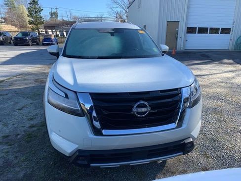 Used 2023 Nissan Pathfinder SL image 3