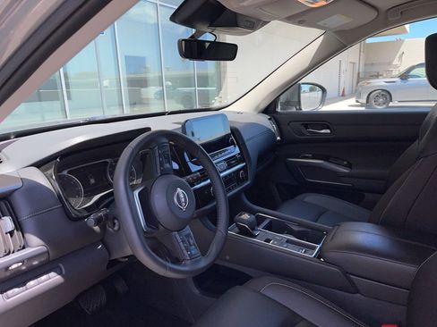 Used 2025 Nissan Pathfinder SL w/ Black Appearance Package image 4