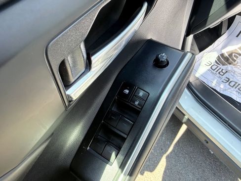 Used 2022 Toyota Highlander XLE AWD/4WD image 12