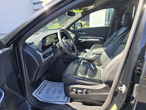 Used 2025 Cadillac XT4 Premium Luxury image 2
