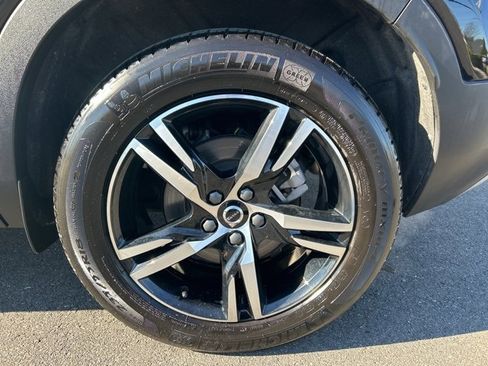 Certified 2025 Volvo XC40 B5 Core image 9