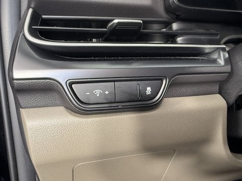 Used 2025 Kia Carnival FWD image 23