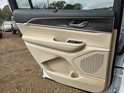 New 2025 Jeep Grand Cherokee L Limited w/ Luxury Tech Group II RWD image 35