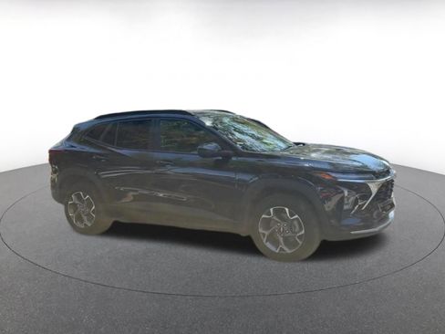 Used 2025 Chevrolet Trax LT w/ LT Convenience Package image 2