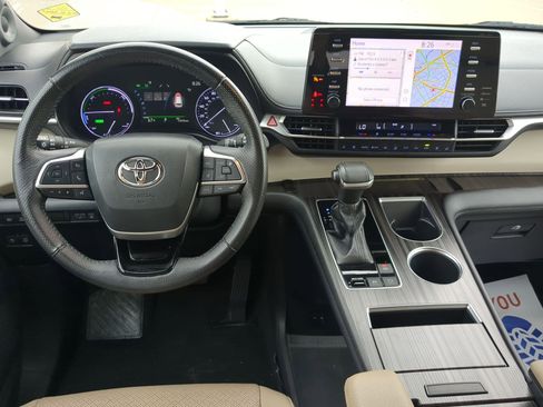 Used 2021 Toyota Sienna Limited image 29